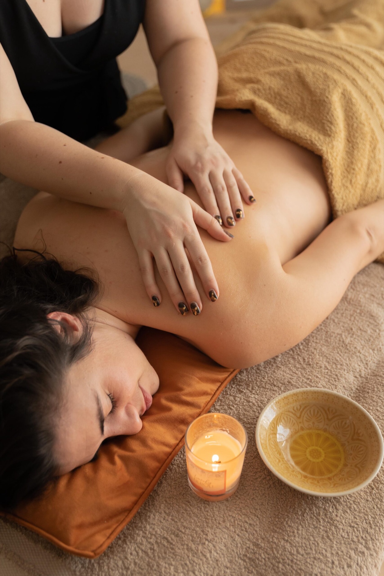 Démonstration du massage californien, mouvements fluides sur le dos